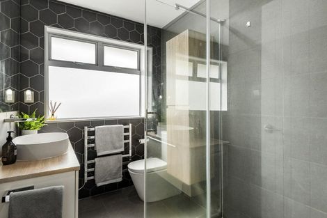 Photo of property in 4/37 Onewa Road, Northcote, Auckland, 0627