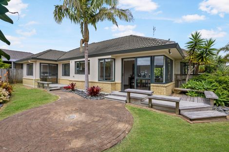 Photo of property in 20 Moyrus Crescent, East Tamaki Heights, Auckland, 2016