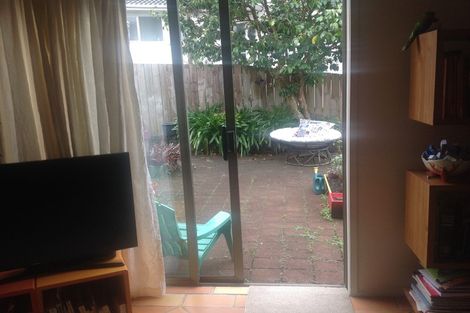 Photo of property in 2/22 Tree View Avenue, Glenfield, Auckland, 0629