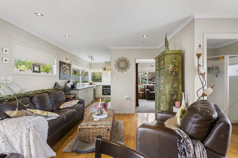 Photo of property in 20 Marine Parade, Mellons Bay, Auckland, 2014