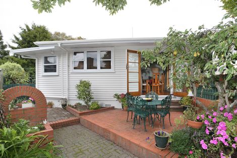 Photo of property in 2 Churchill Avenue, Hokowhitu, Palmerston North, 4410