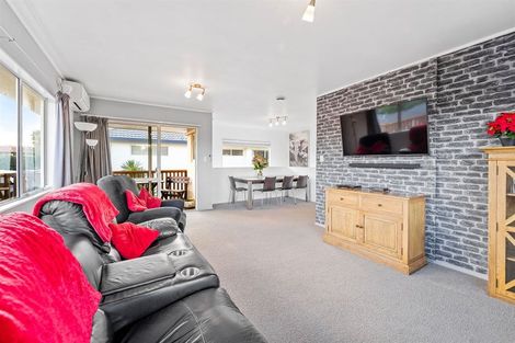 Photo of property in 2/15 Ellenbury Place, Stanmore Bay, Whangaparaoa, 0932