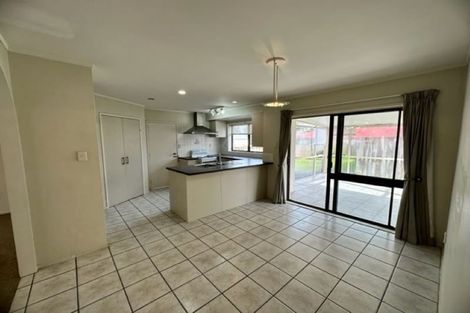 Photo of property in 10 Jillteresa Crescent, Half Moon Bay, Auckland, 2012