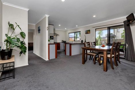 Photo of property in 18 Paradise Point Place, One Tree Point, 0118