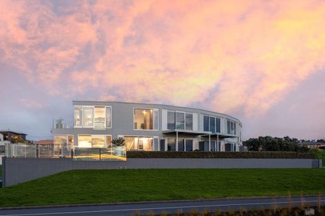 Photo of property in Weekeston Apartments, 2 Nobs Line, Strandon, New Plymouth, 4312