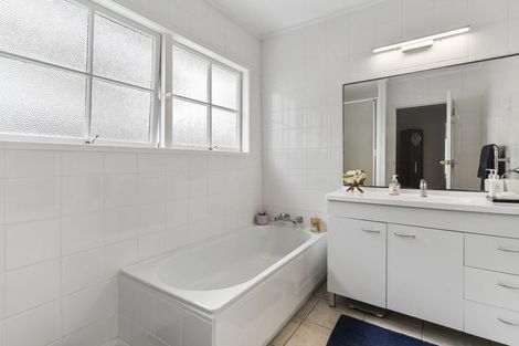 Photo of property in 85 Glenmore Road, Sunnyhills, Auckland, 2010