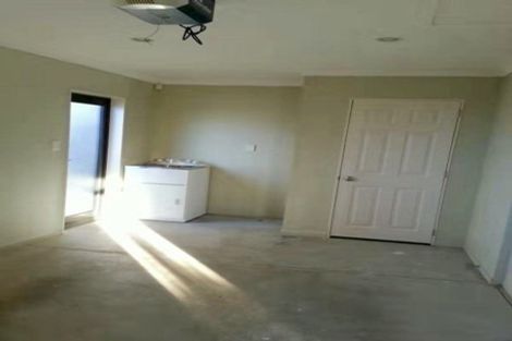 Photo of property in 2 Ballyward Close, East Tamaki, Auckland, 2013