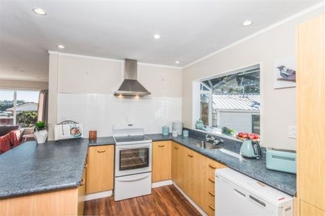 Photo of property in 17 Maracas Crescent, Grenada Village, Wellington, 6037