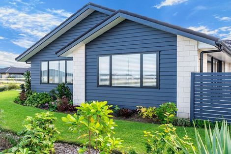 Photo of property in 98 Kaurinui Crescent, One Tree Point, 0118