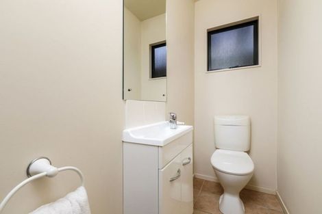 Photo of property in 4/42 Fields Parade, Oteha, Auckland, 0632