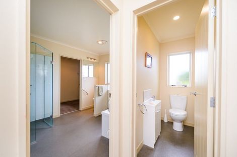 Photo of property in 1 Silkwood Place, Fitzherbert, Palmerston North, 4410