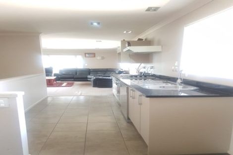 Photo of property in 2 Senator Drive, Manurewa, Auckland, 2105