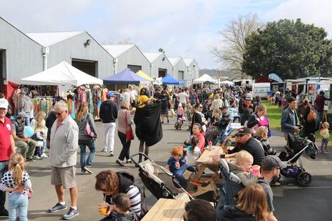 Photo of property in 12 Vogwill Road, Kumeu, 0810