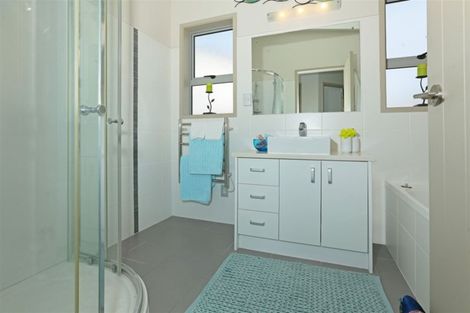 Photo of property in 15 Vino Cina Heights, Ranui, Auckland, 0612