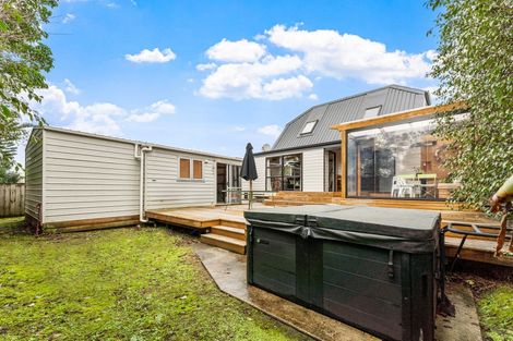 Photo of property in 30 Holiday Road, Stanmore Bay, Whangaparaoa, 0932