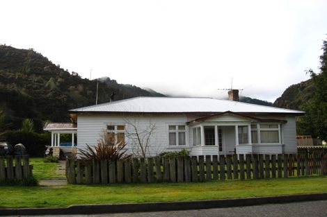 Photo of property in 14 Broadway, Reefton, 7830