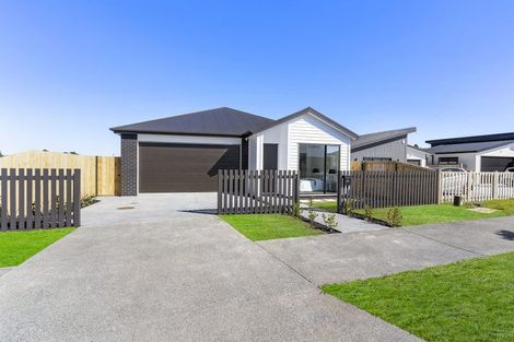 Photo of property in 21 Korowhiti Road, Clarks Beach, 2122