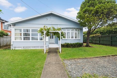 Photo of property in 1/92 East Coast Road, Milford, Auckland, 0620
