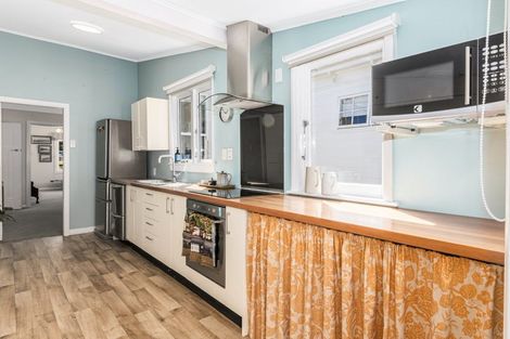 Photo of property in 69 Marine Parade, Eastbourne, Lower Hutt, 5013