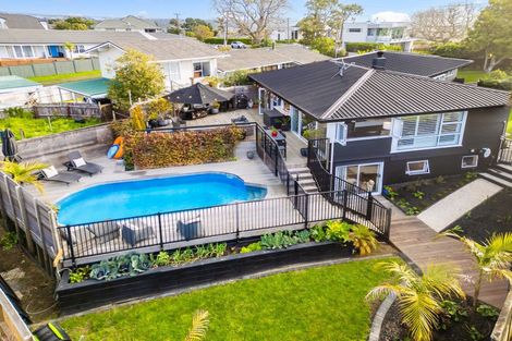Photo of property in 81 Bleakhouse Road, Howick, Auckland, 2014