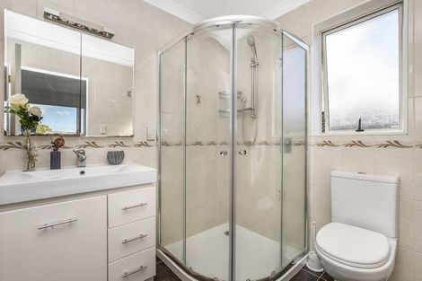 Photo of property in 2 Senator Drive, Manurewa, Auckland, 2105