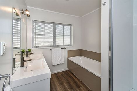 Photo of property in 2/2 Tampin Road, Hillpark, Auckland, 2102