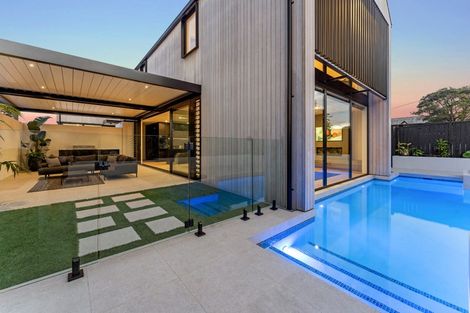 Photo of property in 17a Roland Road, Greenhithe, Auckland, 0632