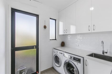 Photo of property in 14 Rifleman Rise, Unsworth Heights, Auckland, 0632