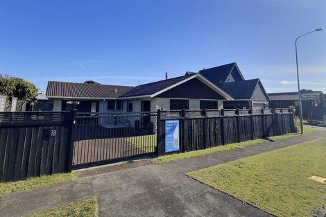 Photo of property in 18 Reeves Street, Waikanae Beach, Waikanae, 5036