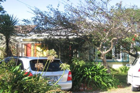 Photo of property in 135 Queens Drive, Lyall Bay, Wellington, 6022