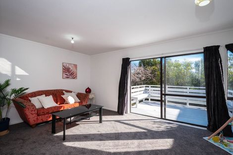 Photo of property in 11b Warrington Grove, Newlands, Wellington, 6037