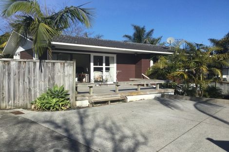 Photo of property in 21 Lantana Road, Green Bay, Auckland, 0604