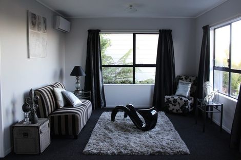 Photo of property in 1/17 Kupari Place, Totara Vale, Auckland, 0629