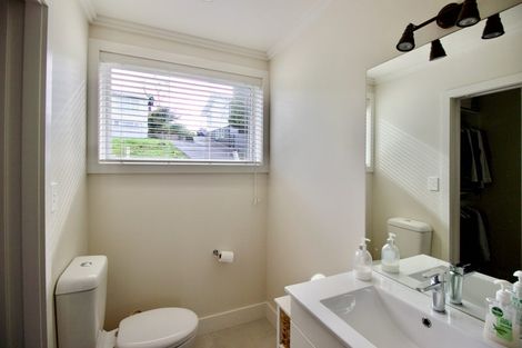 Photo of property in 17a Target Road, Totara Vale, Auckland, 0629
