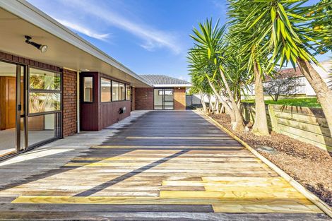 Photo of property in 16 Voltaire Court, Botany Downs, Auckland, 2010