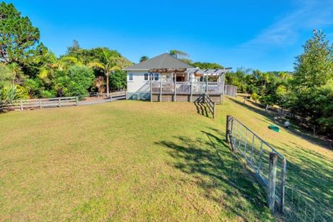 Photo of property in 2 Slater Road, South Head, Helensville, 0874