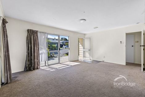Photo of property in 71 Kemp Road, Massey, Auckland, 0614