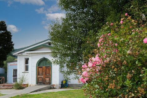 Photo of property in 16 Greenwich Street, Waihola, Milton, 9073