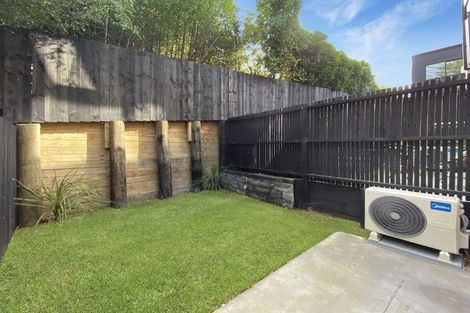 Photo of property in 5/37 Camelot Place, Glenfield, Auckland, 0629