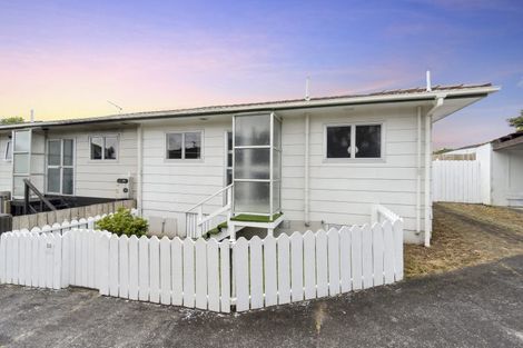 Photo of property in 2/4 Slim Place, Clendon Park, Auckland, 2103