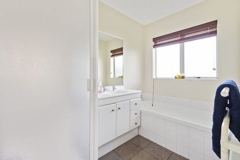 Photo of property in 2/12 Pat O'connor Place, Manurewa, Auckland, 2105