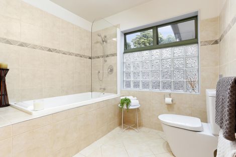 Photo of property in 31 Turanga Road, Henderson Valley, Auckland, 0612