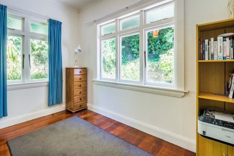 Photo of property in 20 Miromiro Road, Normandale, Lower Hutt, 5010