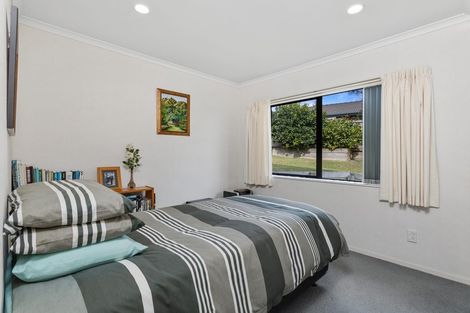 Photo of property in 56 Black Teal Close, Unsworth Heights, Auckland, 0632