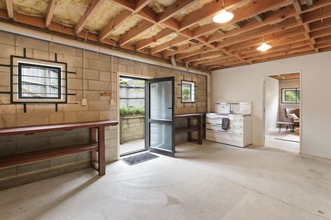 Photo of property in 72 Lake Panorama Drive, Henderson Valley, Auckland, 0612