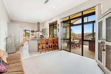 Photo of property in 4 Kingtide Place, Red Beach, 0932