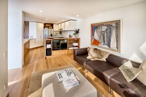 Photo of property in 2/326 Oriental Parade, Oriental Bay, Wellington, 6011