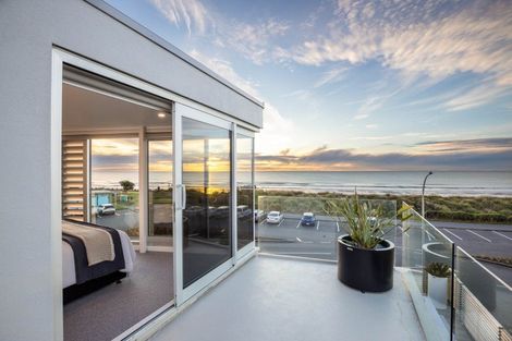 Photo of property in Weekeston Apartments, 2 Nobs Line, Strandon, New Plymouth, 4312