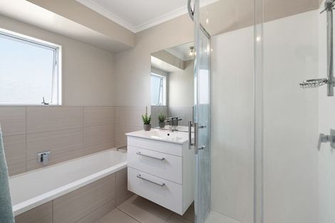 Photo of property in 1/76 Totaravale Drive, Totara Vale, Auckland, 0629