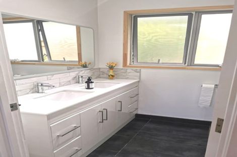 Photo of property in 50 Girrahween Drive, Totara Vale, Auckland, 0629